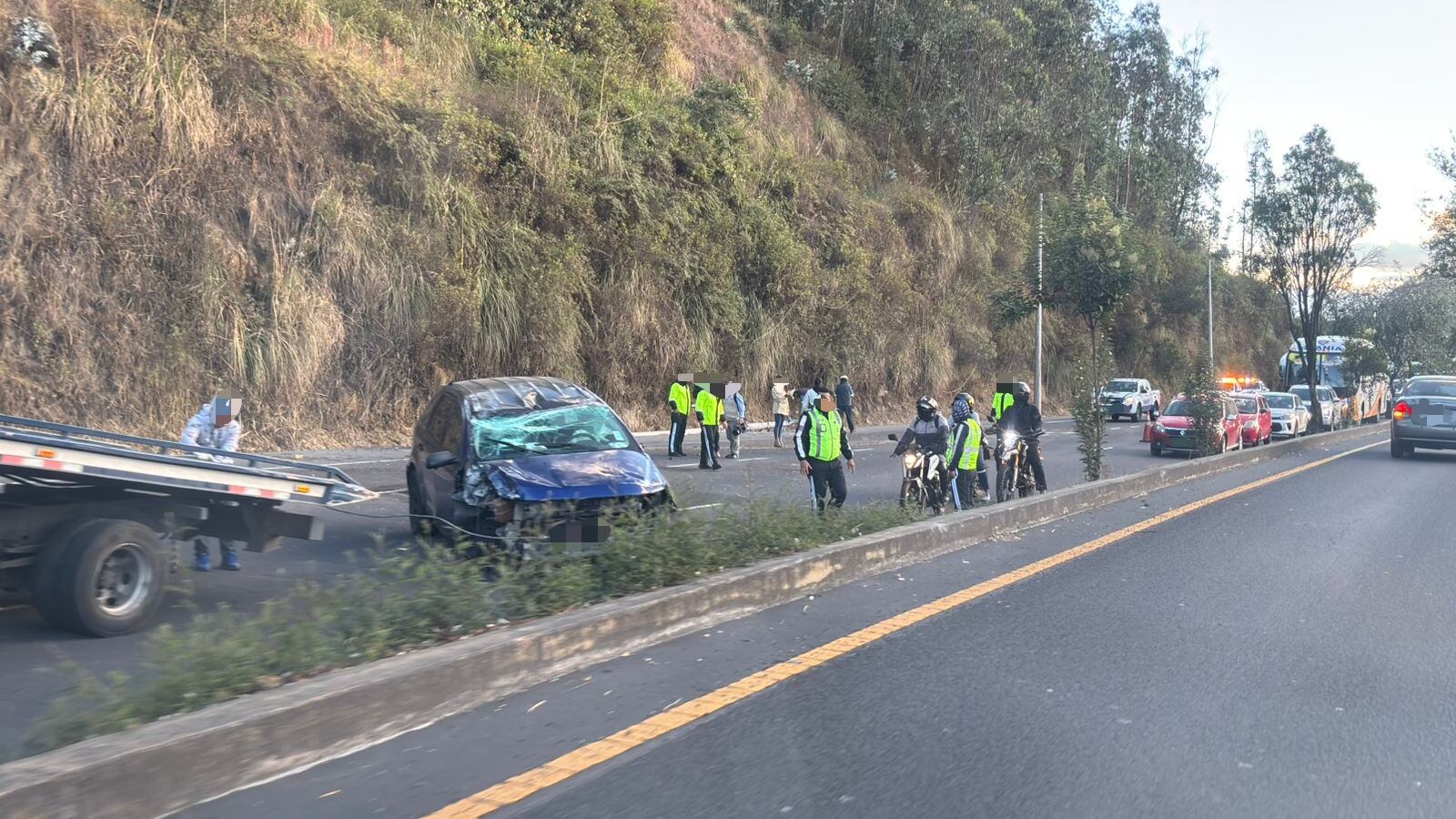 Terrible accidente en la Av. Simón Bolívar: El conductor implicado huyó del lugar - Fuente: Cuerpo de Bomberos Quito