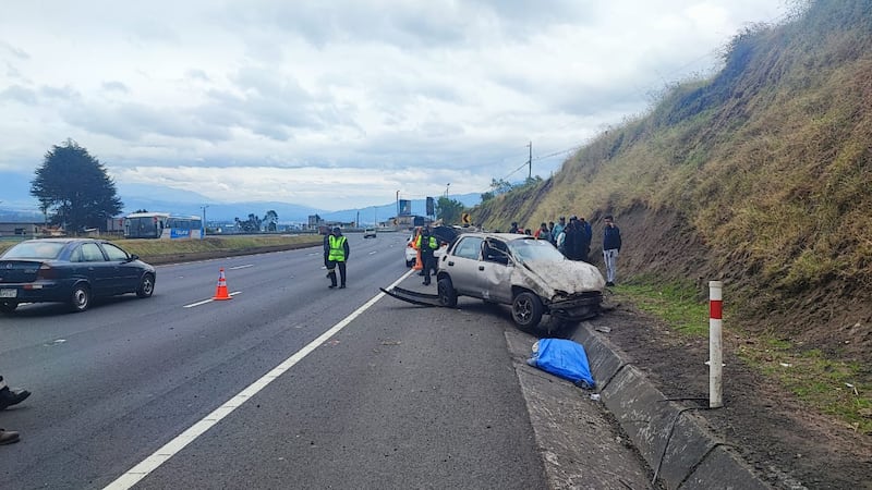 Subteniente de la Policía muere en accidente de tránsito en la Panamericana Sur, en Pichincha