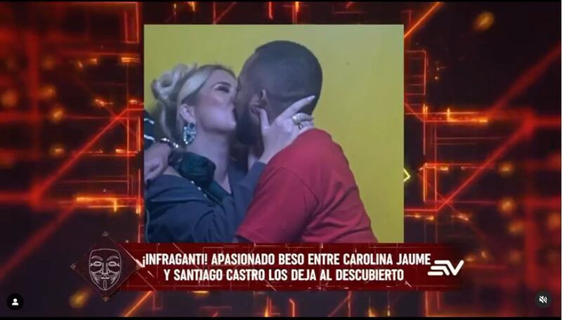 Beso entre Carolina Jaume y Santiago Castro