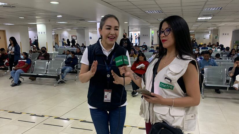 La periodista de Metro Ecuador, Sandra Zambrano, realiza una entrevista a Goldi Montenegro, una de las autoridades del Registro Civil.