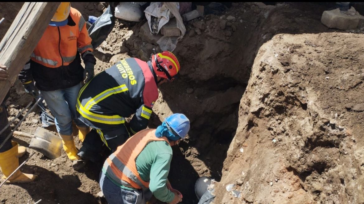Dos personas resultaron heridas tras el colapso de una pared en el centro de Quito - Fuente: ECU 911