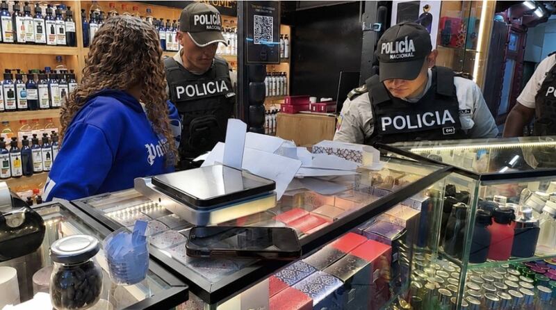 Rastreó su celular que fue robado en el Centro Histórico de Quito y un operativo municipal lo encontró en un local comercial. Foto: Secretaría de Seguridad del Municipio de Quito