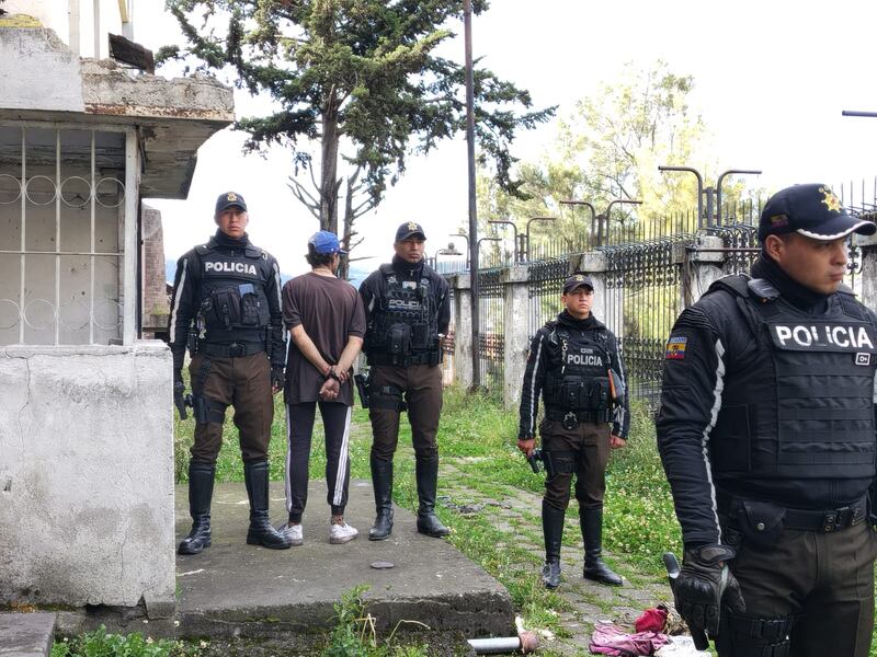 Ciudadanos escucharon gritos de auxilio al interior del expenal García Moreno en Quito.