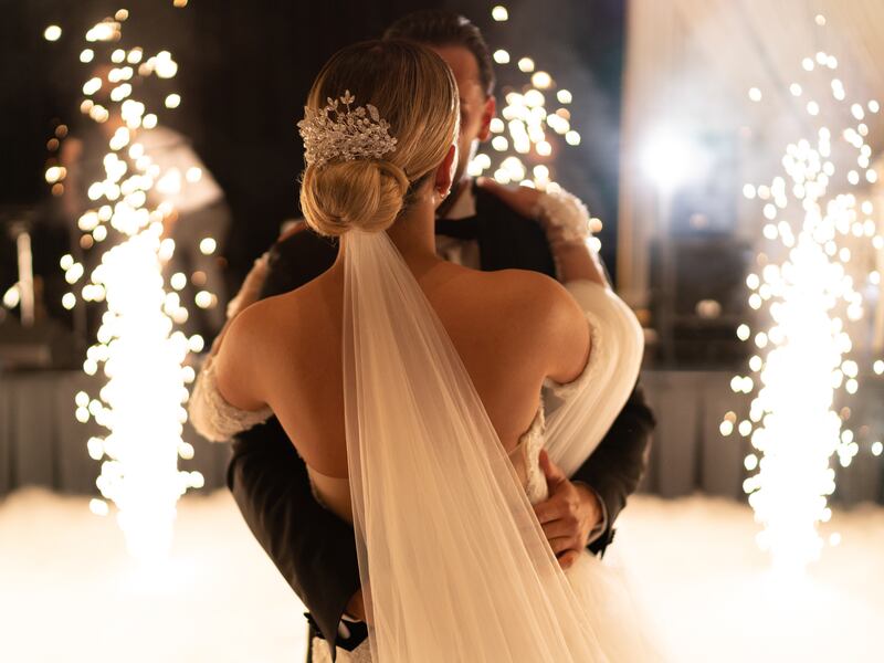 Boda en India termina en tragedia: novio fue apuñalado frente a los invitados y el ataque quedó grabado por un dron