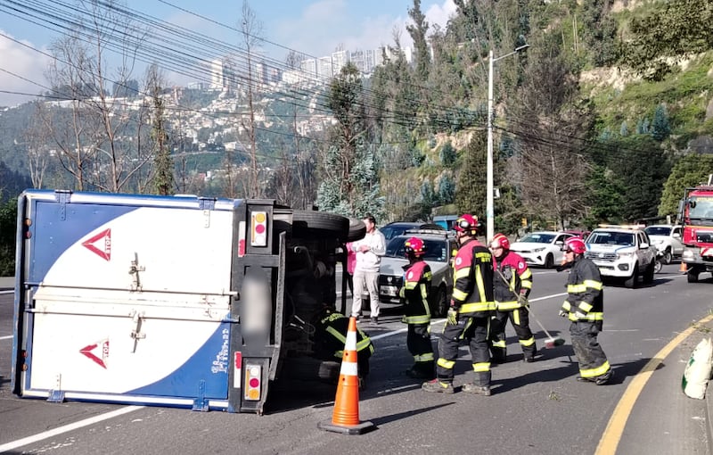 Volcamiento de camión en la Av. Simón Bolívar, en Quito, deja una persona herida. Foto: AMT