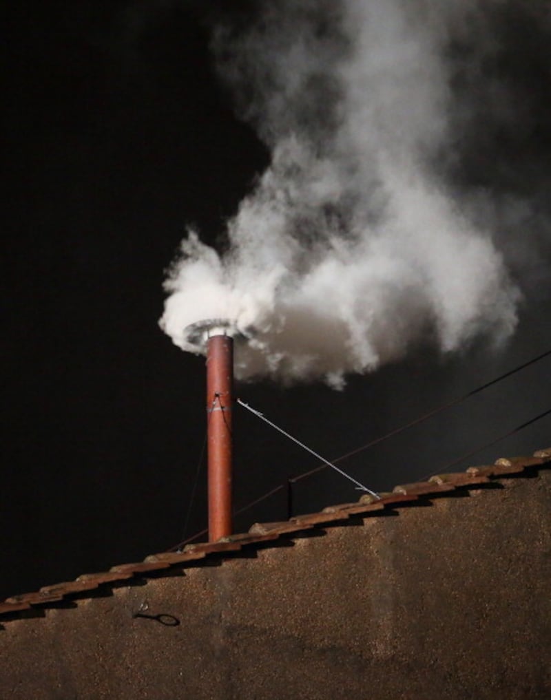 Los químicos que colocan para que el humo salga negro o blanco en la elección del Papa