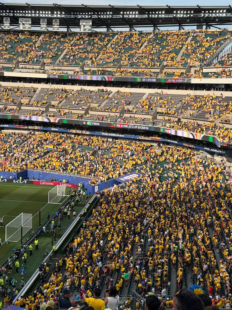Otro angulo del hermoso estadio Lincoln Financial Field con una tremenda presencia de hinchas tricolores que han llegado de todas partes.
