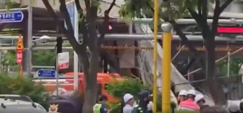 Captan el impactante derrumbe de un puente elevado que dejó tres fallecidos en Seúl, Corea del Sur - Fuente: Video de X