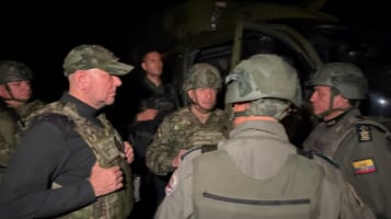Ministro de Defensa, Gian Carlo Loffredo, con miembros de las Fuerzas Armadas