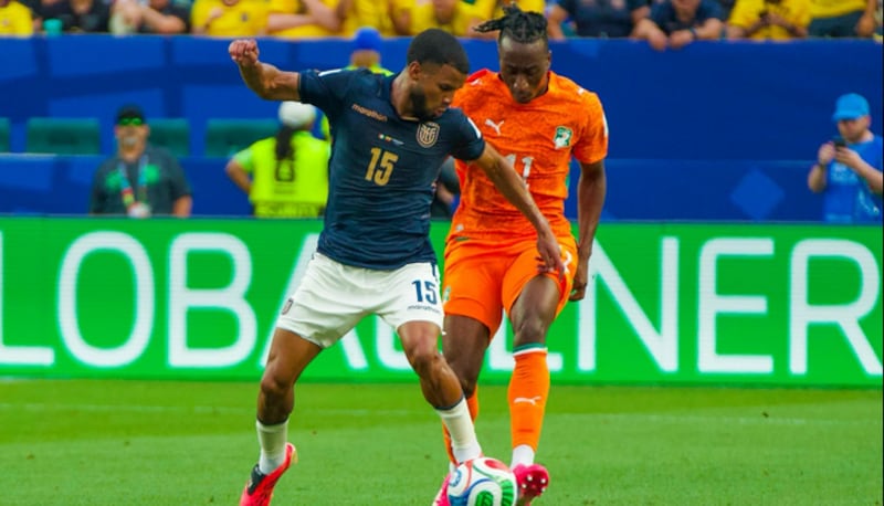 El ecuatoriano Pedro Vite cuida el esférico ante la marca del jugador más peligroso de Costa de Marfil, Yan Diomandé.