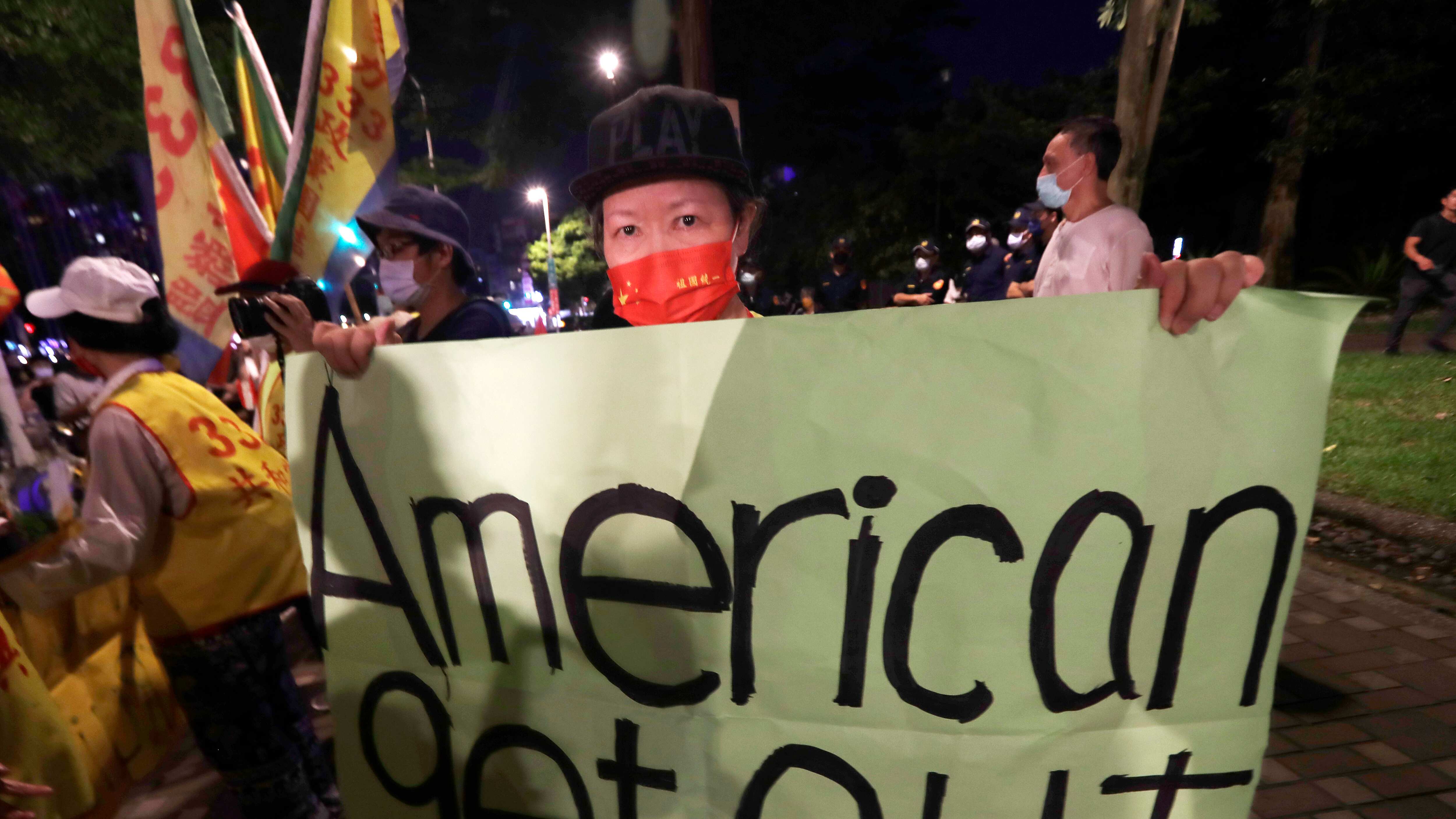 Ciudadanos chinos se manifiestan contra la visita de la funcionaria de EU a Taiwán.