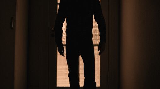 Encuentran vivo a un hombre en el sótano de su vecino después de 27 años