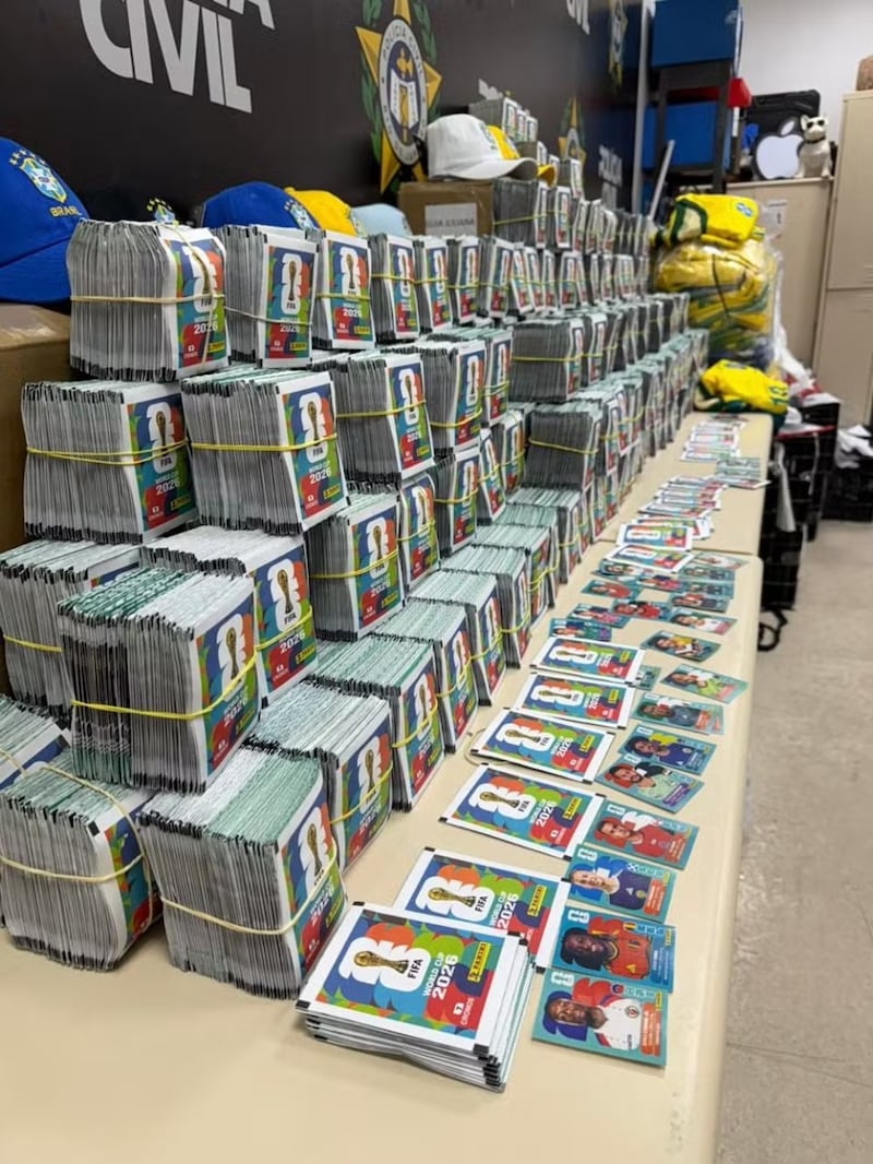 Decomisan cromos falsificados.