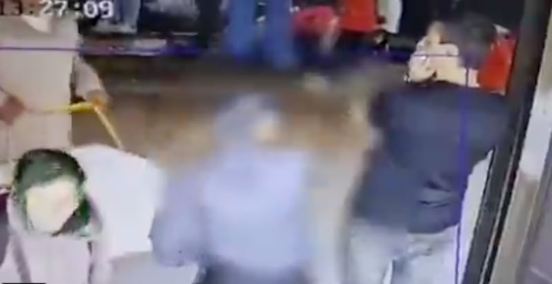 Momento de pánico en la Terminal de Salitre, en Bogotá, cuando un adulto mayor apuñaló a pasajeros y luego se autolesionó.
