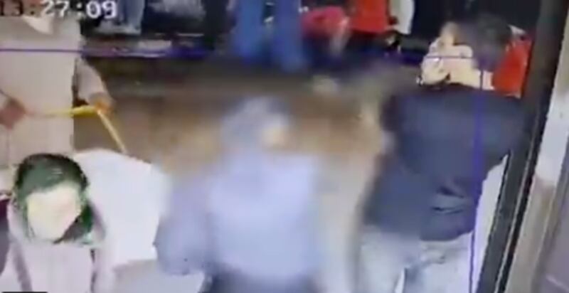 Momento de pánico en la Terminal de Salitre, en Bogotá, cuando un adulto mayor apuñaló a pasajeros y luego se autolesionó.