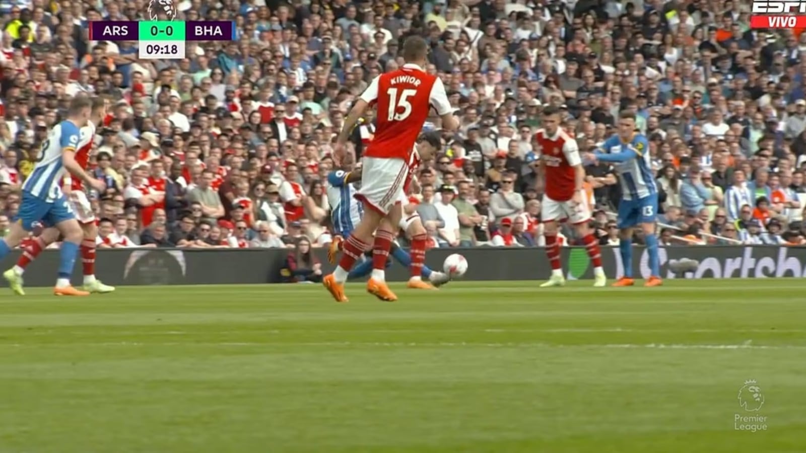 Gabriel Martinelli se lesionó por un choque ante Moisés Caicedo