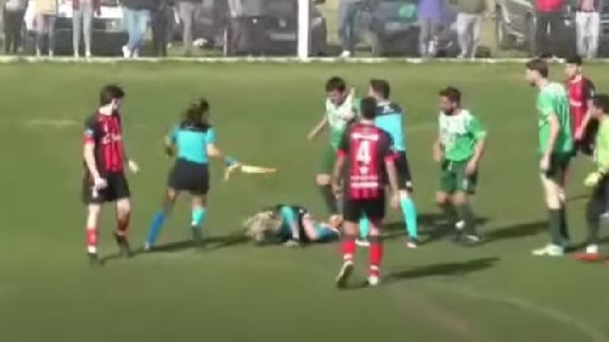 La árbitro Dalma Cortadi sufrió una violenta agresión por parte de un jugador en el fútbol del ascenso en Argentina