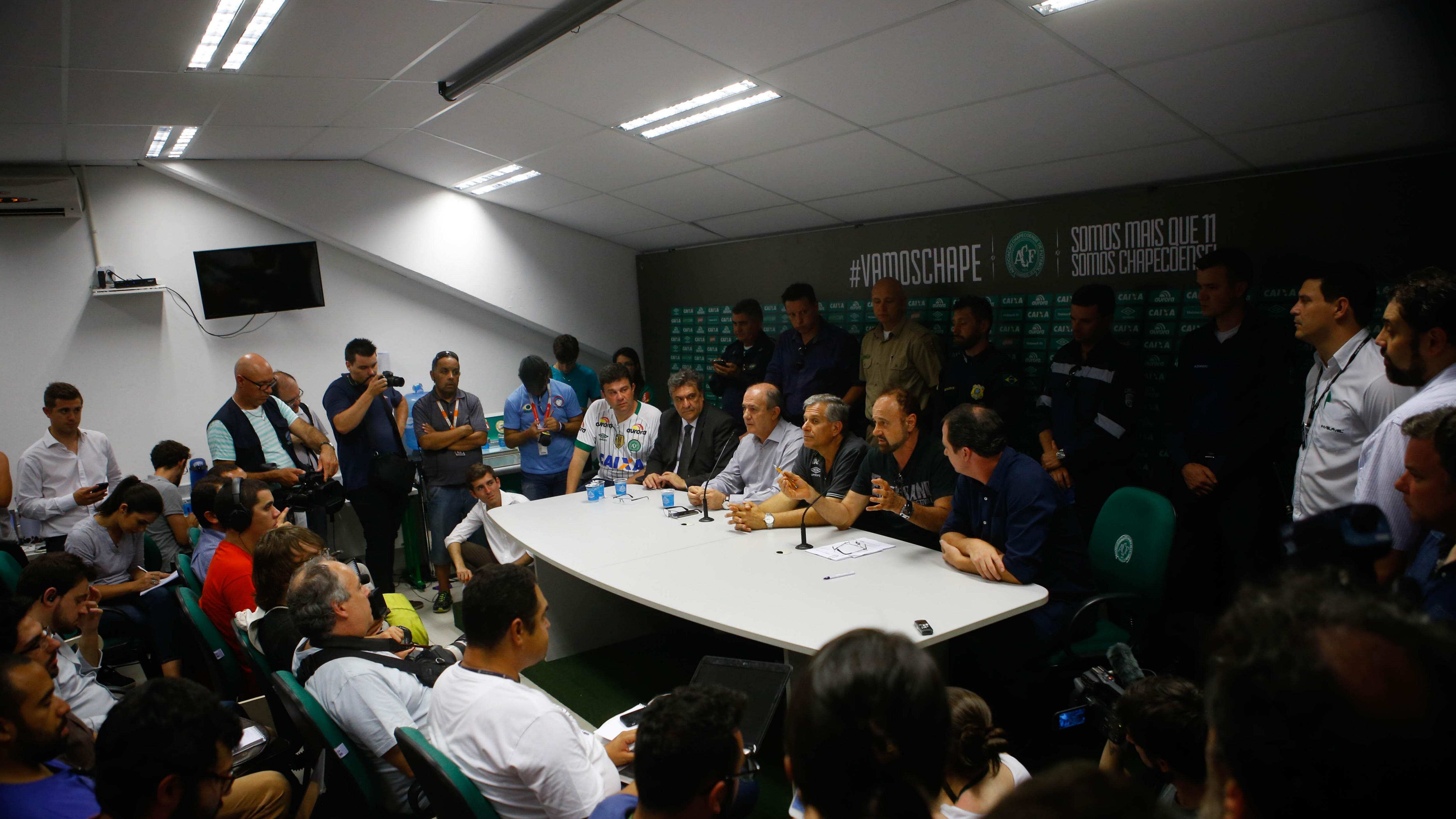 El vicepresidente jurídico del Chapecoense en rueda de prensa/EFE