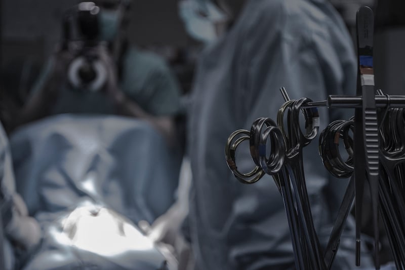 Mujer falleció en manos de su esposo cirujano plástico mientras la operaba.
