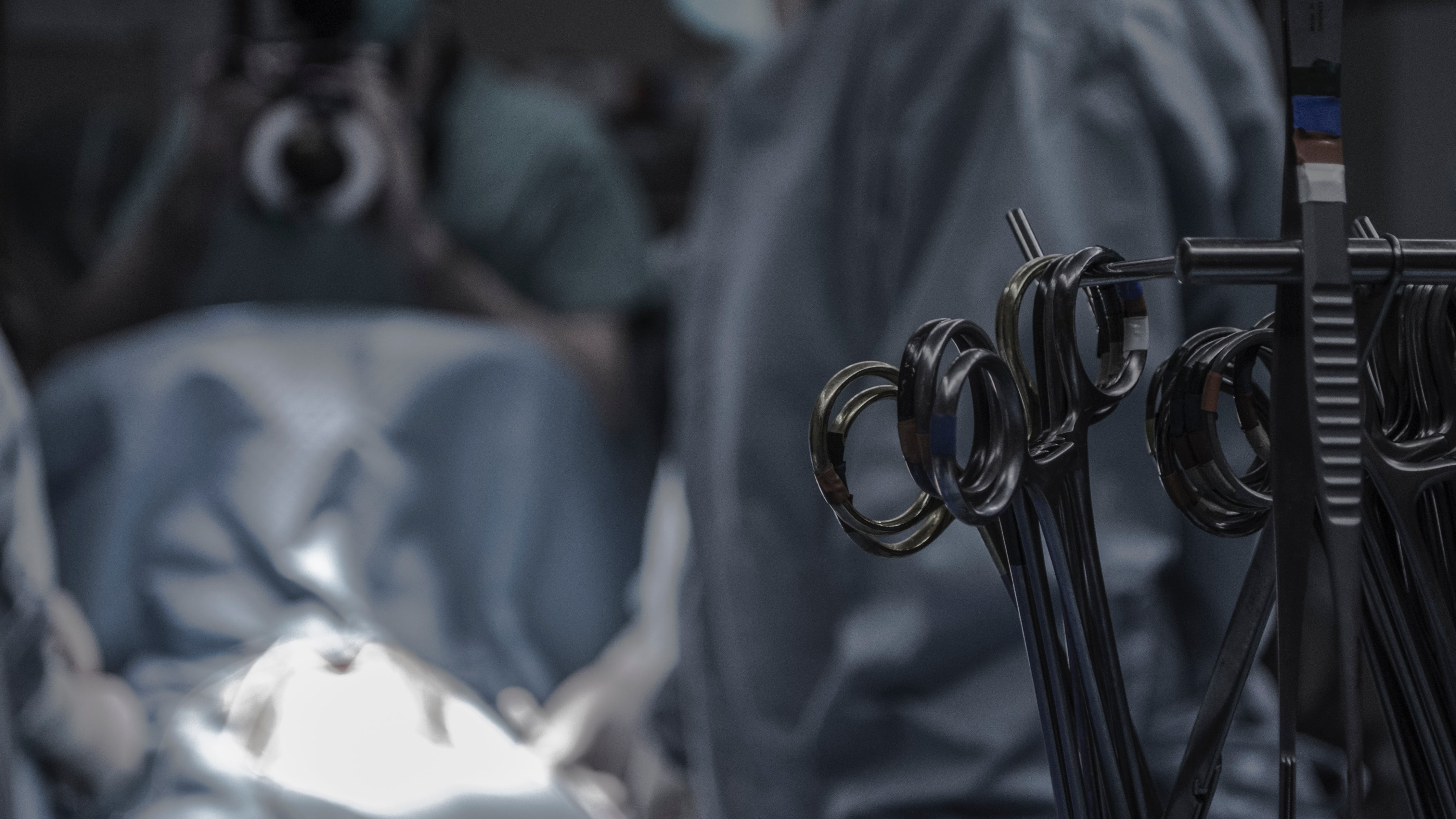 Mujer falleció en manos de su esposo cirujano plástico mientras la operaba.