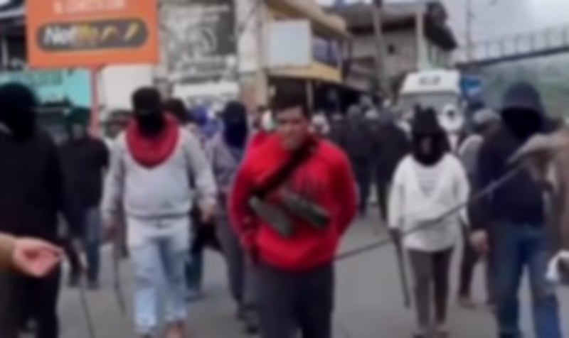 ladrón obligado a caminar con vaca robada