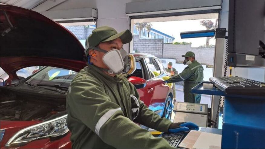 Proceso de revisión vehicular en Quito