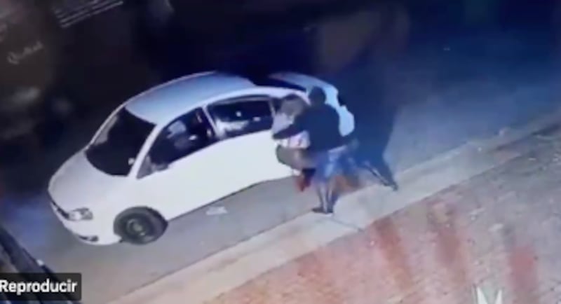 Mujer usó codazos para evitar ser secuestrada por falso taxi de aplicación