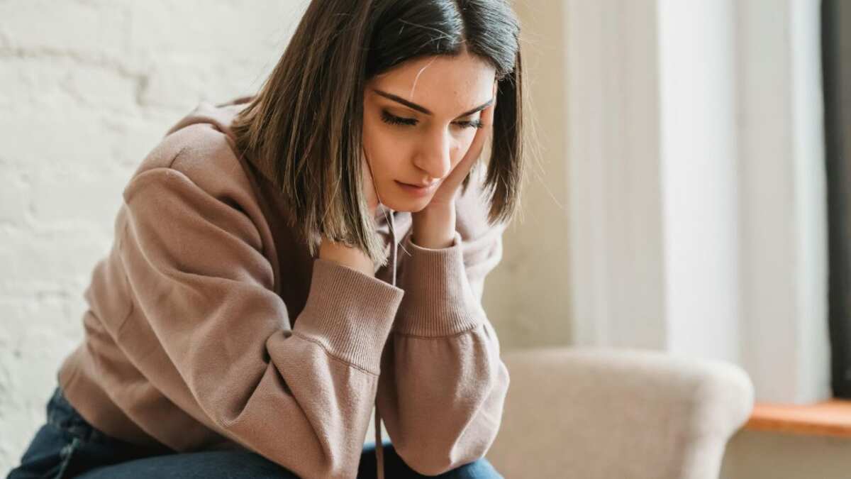 Foto de una mujer triste y estresada