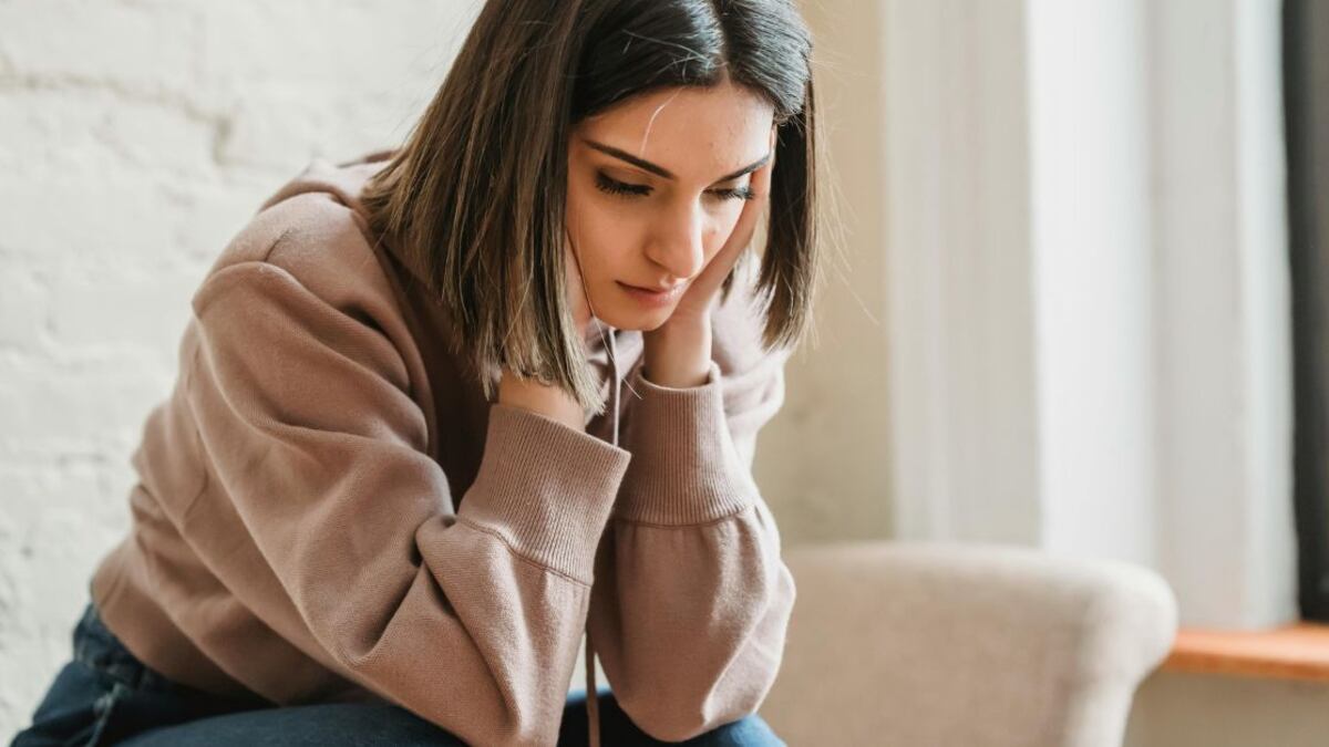 Foto de una mujer triste y estresada
