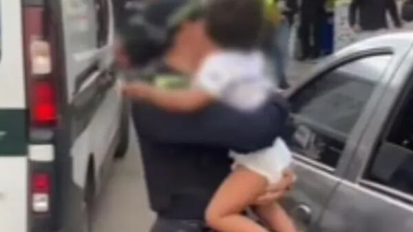 Policía salva a niño de 2 años encerrado en vehículo