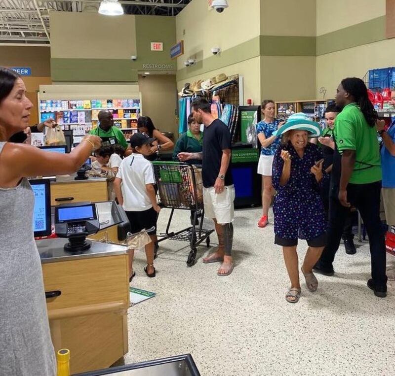 Lionel Messi haciendo compras