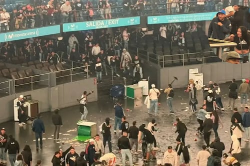 Nuevas imágenes de la batalla campal en el Movistar Arena: peleas con armas blancas en concierto de Damas Gratis