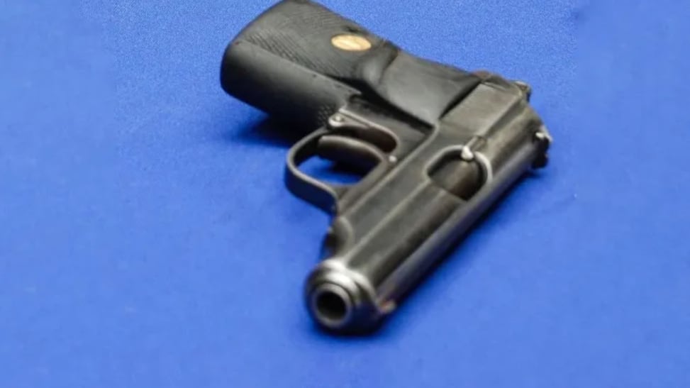 Ingresó a una pizzería y, por la espalda, disparó seis veces