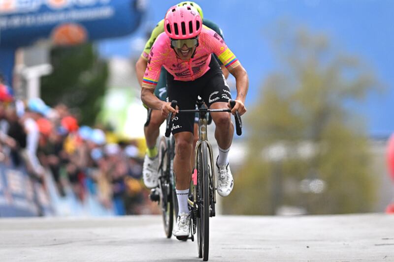 Richard Carapaz va por el Giro de Italia 2025.