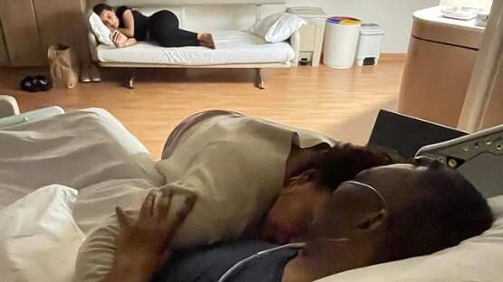 Pelé junto a su hija en el hospital