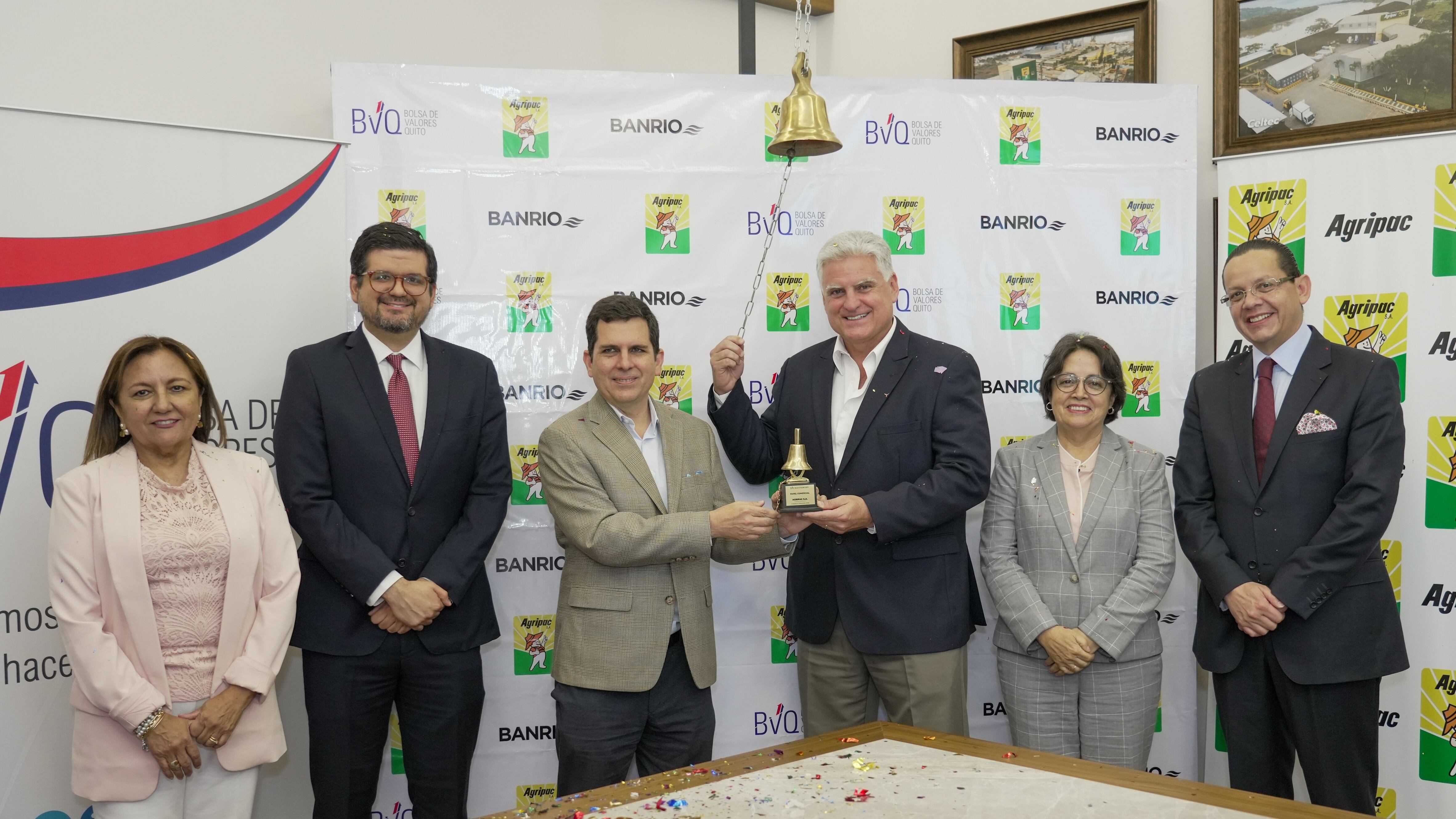 Directivos de Banrio Casa de Valores, de Agripac y de la Bolsa de Valores de Quito, durante el evento.