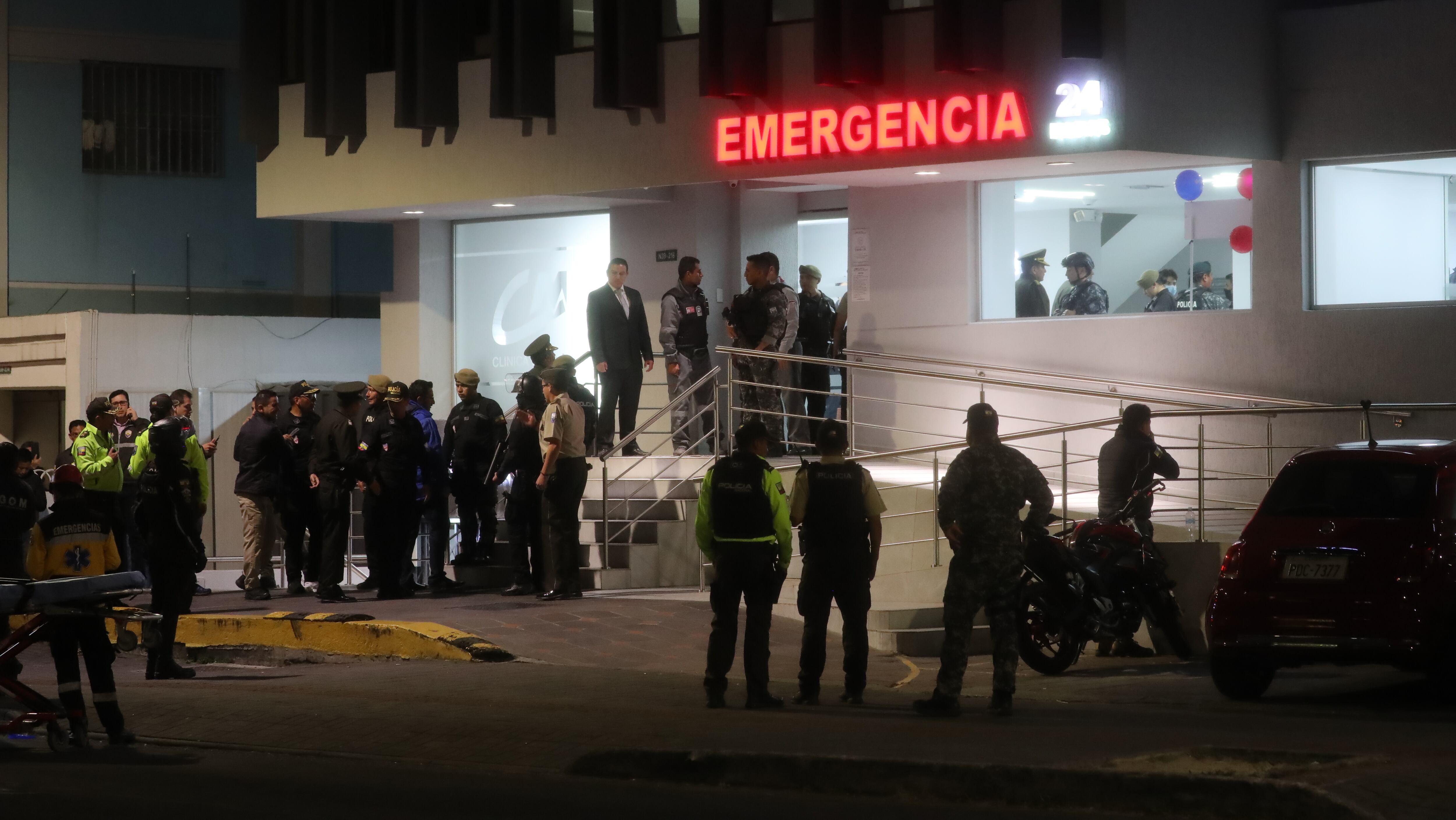 Fuerzas de Seguridad permanecen afuera de la Clínica de la Mujer, a donde fue llevado el candidato a la Presidencia de Ecuador Fernando Villavicencio, hoy, en Quito (Ecuador).