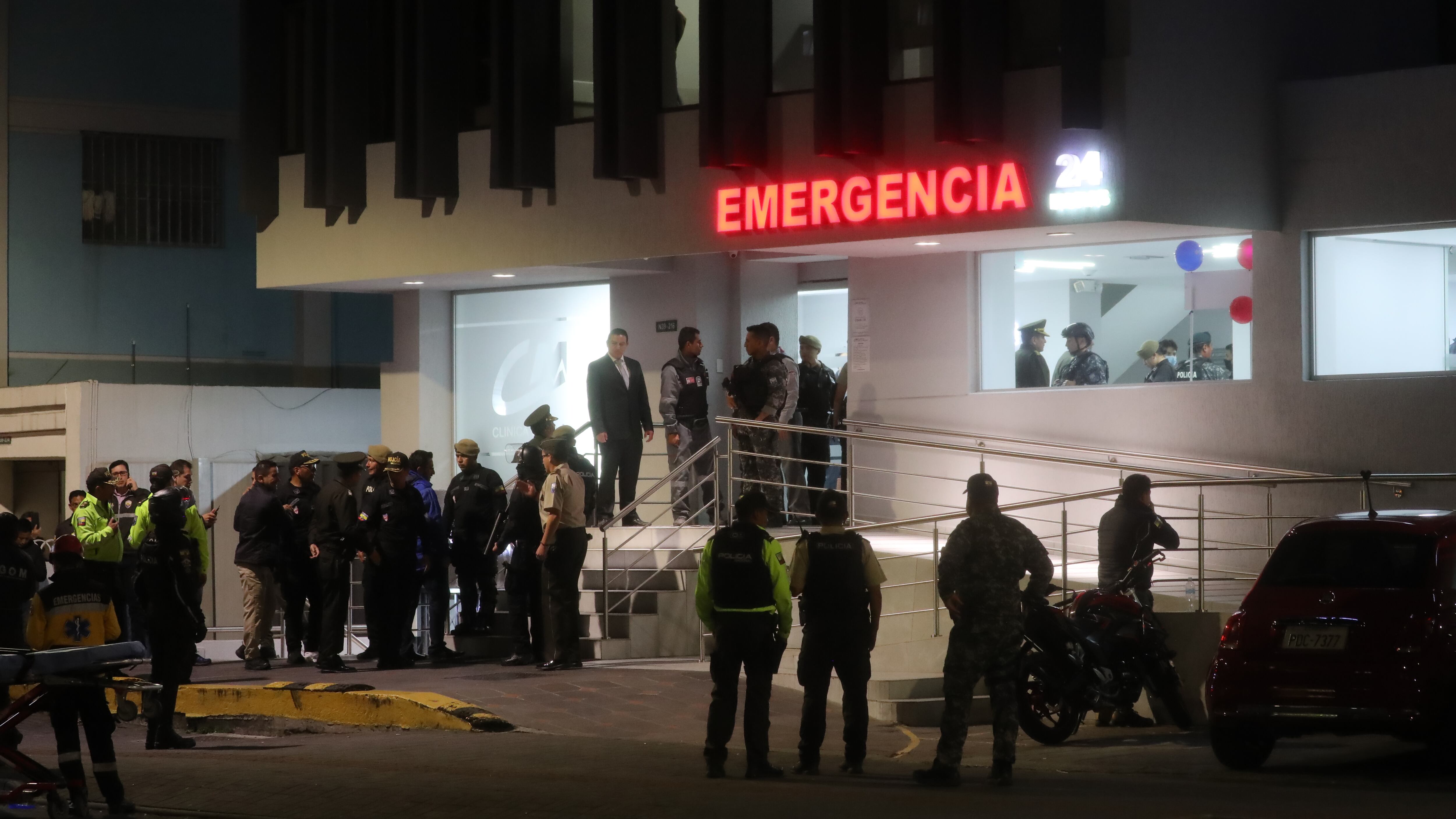 Fuerzas de Seguridad permanecen afuera de la Clínica de la Mujer, a donde fue llevado el candidato a la Presidencia de Ecuador Fernando Villavicencio, hoy, en Quito (Ecuador).