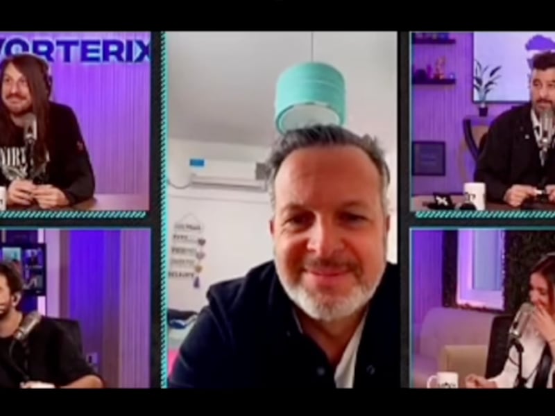 Confunden a un urólogo con un ufólogo en pleno programa en vivo y el momento se vuelve viral