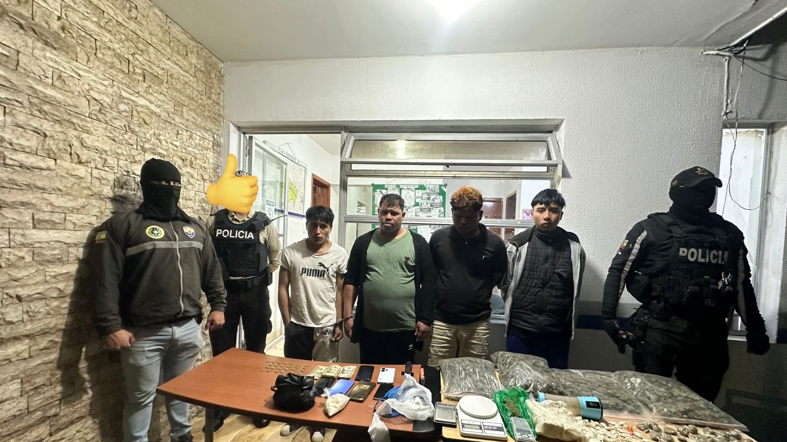 Policía desarticula centro de acopio de drogas de Los Lobos, en Las Casas, norte de Quito