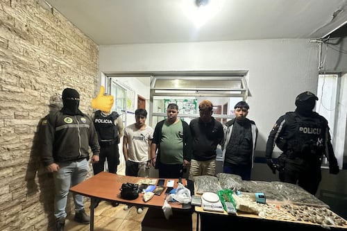 Policía desarticula centro de acopio de drogas de Los Lobos, en Las Casas, norte de Quito