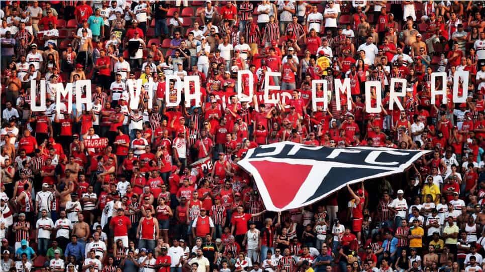 Hinchas de Sao Paulo alientan a su equipo