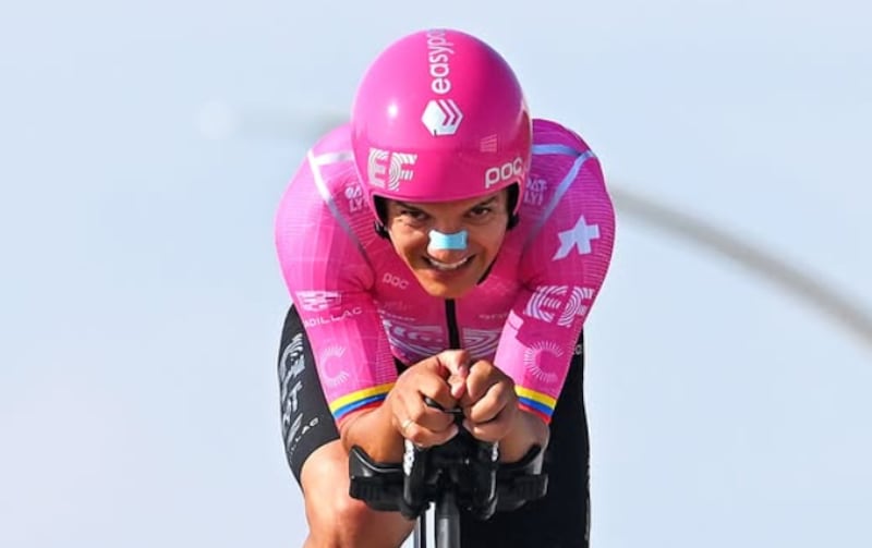 Richard Carapaz se prepara para la montaña en Tirreno Adriático.