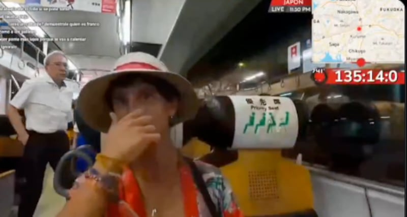 Momento en que el streamer español empuja a un anciano en un tren de Fukuoka, Japón.