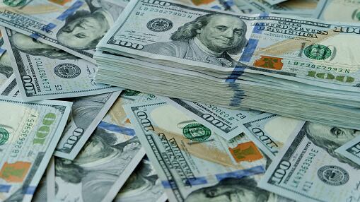 Trabajadores compiten en una empresa por dinero en efectivo