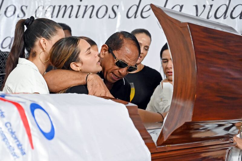 Familiares asisten a la velación del cantante Omar Geles