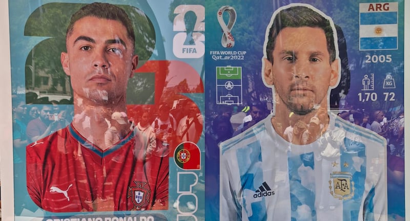 Estampas gigantes de Cristiano y Messi engalan Paseo de la Reforma.