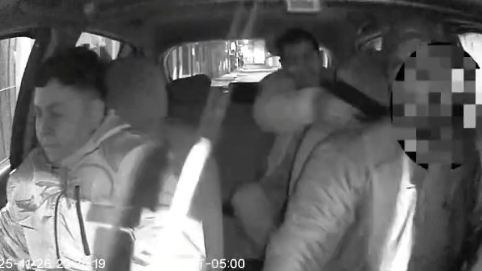VIDEO: sujetos disparan a taxista con un arma traumática durante un asalto en el norte de Quito.