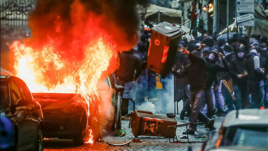 Ultras alemanes contra la policía en Italia