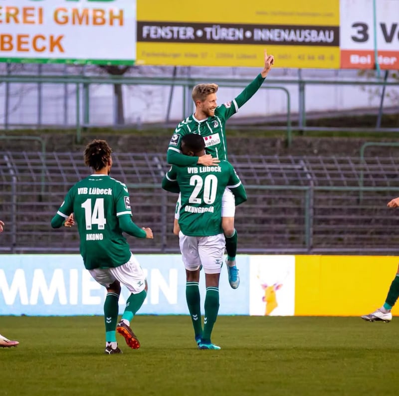 Reconocido futbolista pierde la vida tras caer de un teleférico a 70 metros de altura.